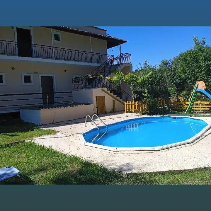 Georgina Family Apartments Mesongí Екстериор снимка
