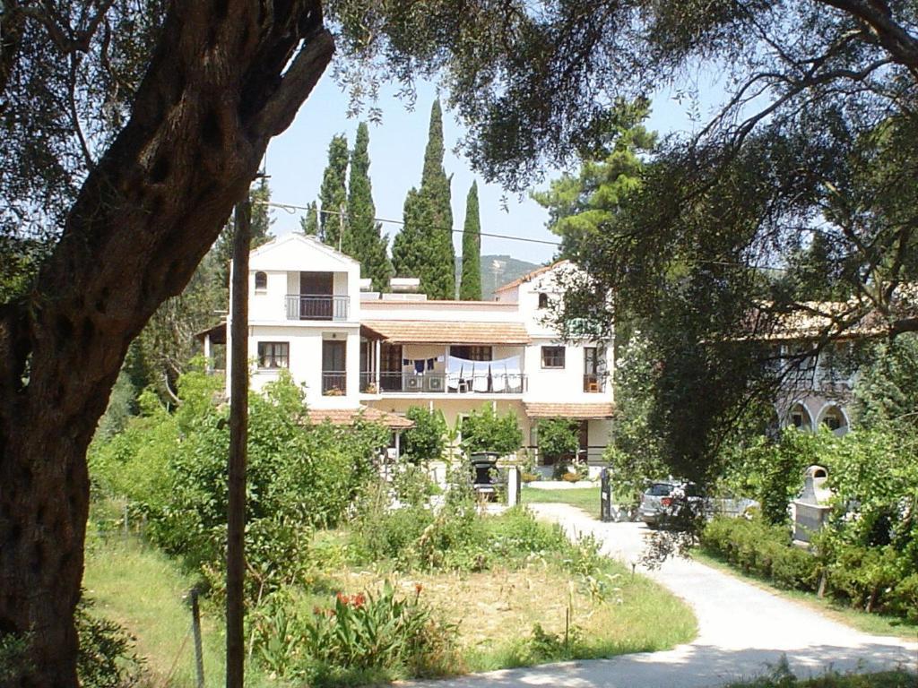 Georgina Family Apartments Mesongí Екстериор снимка