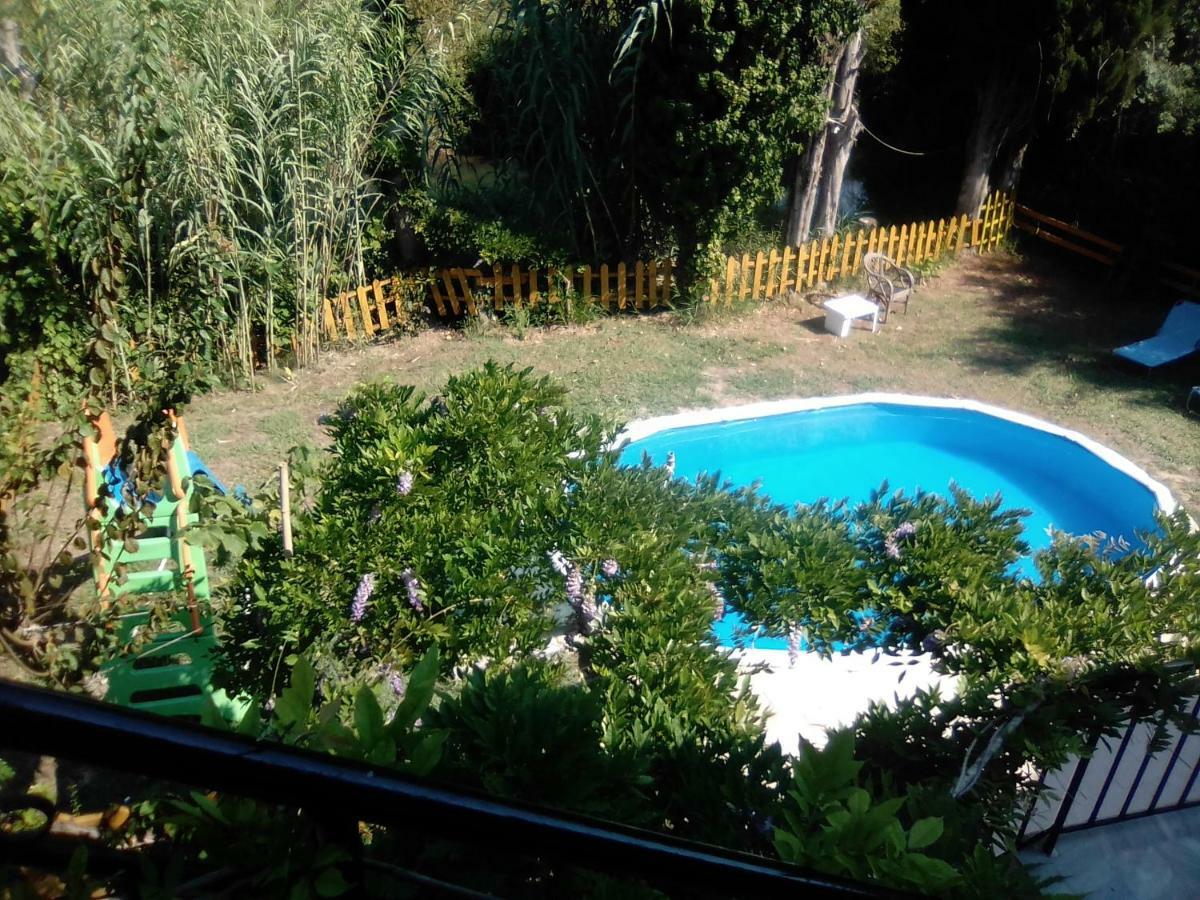 Georgina Family Apartments Mesongí Екстериор снимка